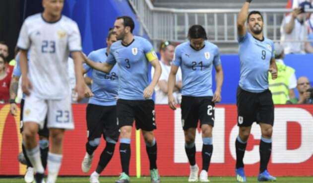 Suárez celebrando su gol al lado de sus compañeros Suárez celebrando su gol al lado de sus compañeros