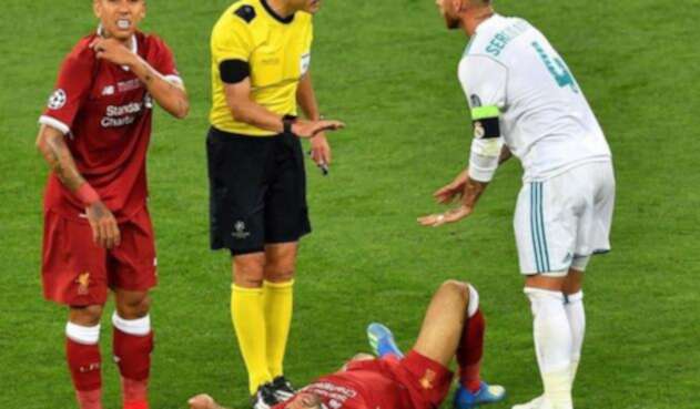 Sergio Ramos discutiendo con el árbitro tras la lesión de Salah