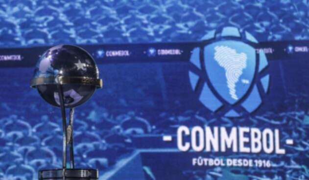 El trofeo de la Copa Sudamericana