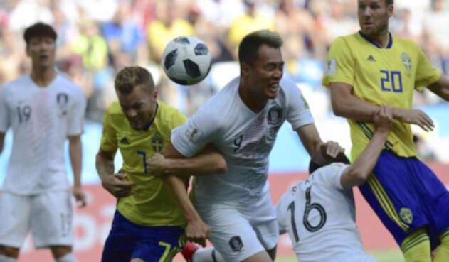 Jugadores de Suecia y Corea del Sur disputando un balón Jugadores de Suecia y Corea del Sur disputando un balón