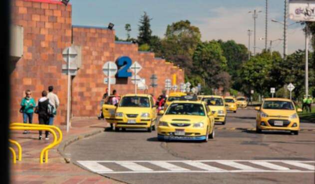No cesa la polémica por las tabletas en los taxis en Bogotá