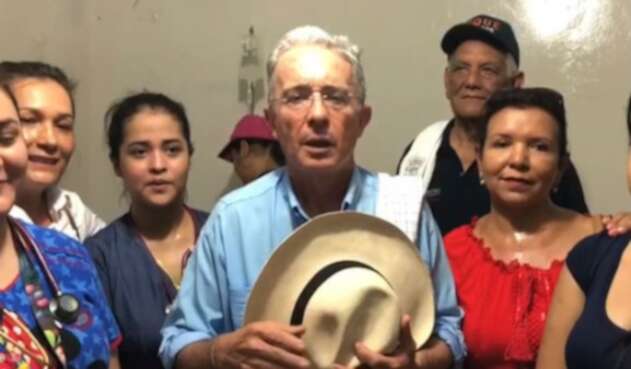 El senador Álvaro Uribe es quien lidera la elección de los candidatos del Centro Democrático.