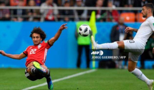 Amr Warda (Egipto) en disputa con Giorgian De Arrascaeta (Uruguay) Amr Warda (Egipto) en disputa con Giorgian De Arrascaeta (Uruguay)
