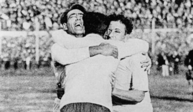 Los uruguayos Pedro Cea, Héctor Scarone y Héctor Castro celebran el título de la Copa del Mundo Uruguay 1930 en Montevideo, el 30 de julio de 1930