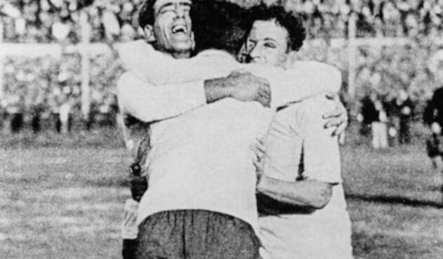 Los uruguayos Pedro Cea, Héctor Scarone y Héctor Castro celebran el triunfo de Uruguay ante Argentina en Montevideo, el 30 de julio de 1930.