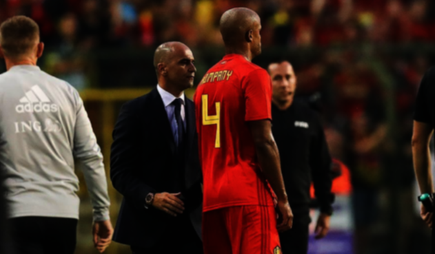 Vincent Kompany junto a Roberto Martínez en el partido