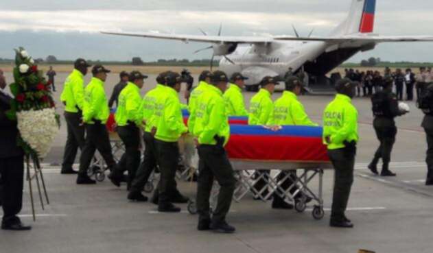 Traslado de cuerpos de periodistas ecuatorianos asesinados, desde aeropuerto de Palmira.