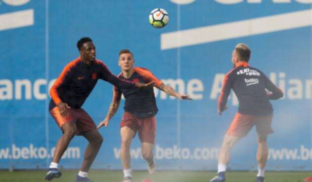 Yerry Mina e Ivan Rakitic durante un entrenamiento del FC Barcelona