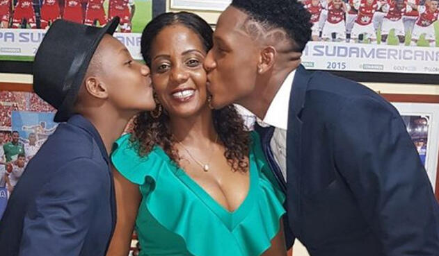 Marinela González, madre de Yerry Mina, y sus dos hijos Marinela González, madre de Yerry Mina, y sus dos hijos
