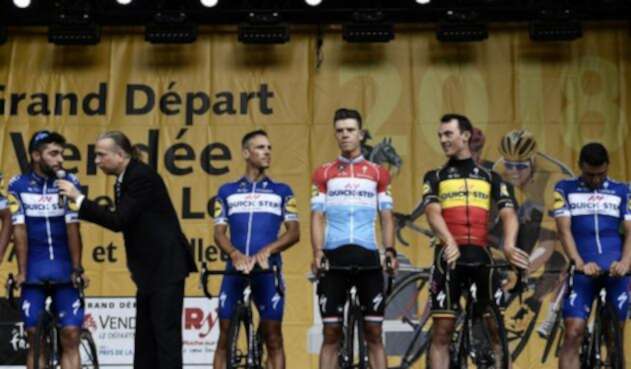 El velocista Fernando Gaviria en el escenario con su equipo Quick Step durante la ceremonia de presentación dos días antes de la edición 105 del Tour de Francia