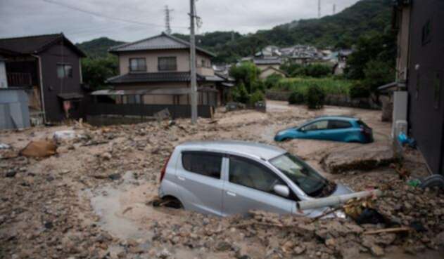 Automóviles atrapados en el lodo después de las inundaciones en Saka, prefectura de Hiroshima el 8 de julio de 2018 Automóviles atrapados en el lodo después de las inundaciones en Saka, prefectura de Hiroshima el 8 de julio de 2018