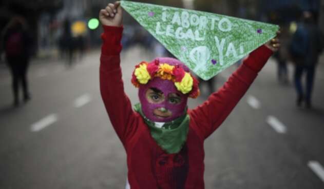 Niña en medio de una marcha sobre el aborto en Argentina