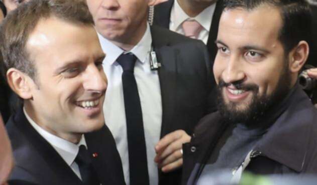 Presidente francés Emmanuel Macron junto al guardaespaldas Alexandre Benalla.