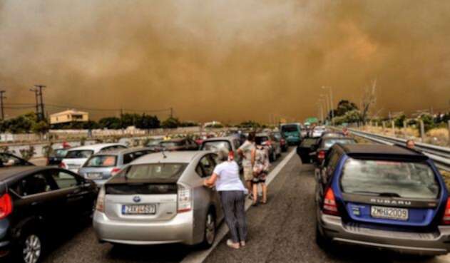 Centenares de bomberos continúan intentando controlar siete grandes incendios que asolan Grecia.