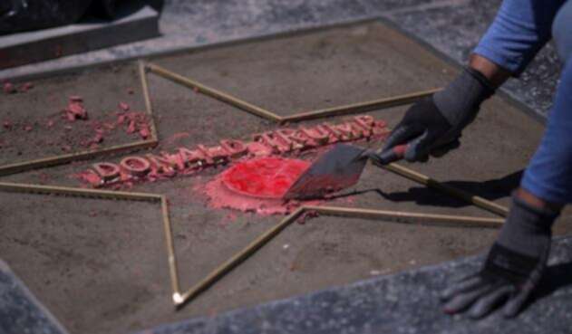 La estrella de Donald Trump en el paseo de la fama de Hollywood fue destrozada.