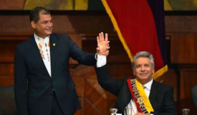 Rafael Correa levanta la mano de su sucesor, el presidente de Ecuador, Lenín Moreno.