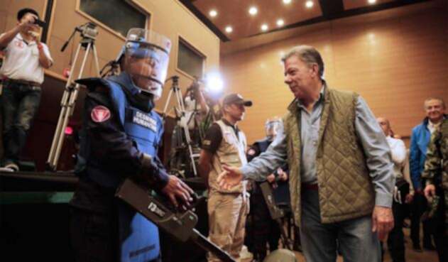 Juan Manuel Santos saludando a un desminador en el Centro de Convenciones Casa de la Moneda, en Popayán Juan Manuel Santos saludando a un desminador en el Centro de Convenciones Casa de la Moneda, en Popayán