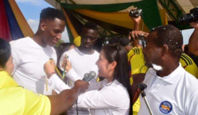Yerry Mina y Davinson Sánchez recibieron la medalla Honor al Mérito Yerry Mina y Davinson Sánchez recibieron la medalla Honor al Mérito
