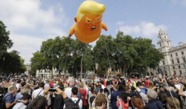 Muñeco de Donald Trump en pañales Muñeco de Donald Trump en pañales