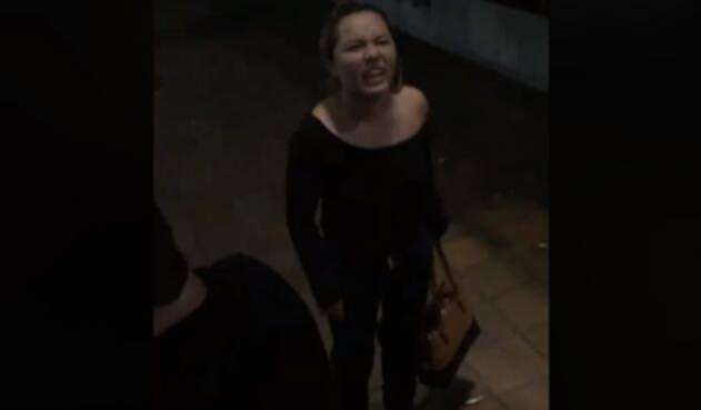 Abogada insultando a vigilantes
