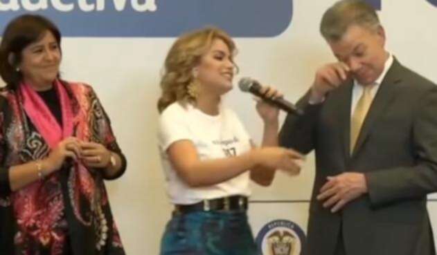 La canción 'Quiero que te quedes', de Adriana Lucía, le llegó al corazón al presidente Juan Manuel Santos