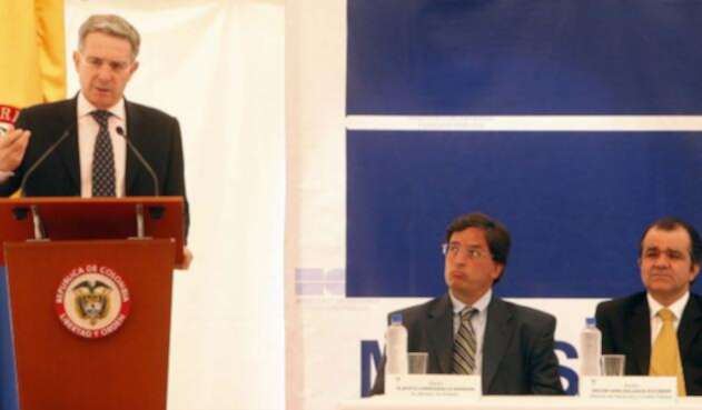 Álvaro Uribe, en su momento Presidente (izq), Alberto Carrasquilla, entonces ex Minhacienda (cen) y Óscar Iván Zuluaga, entonces Minhacienda (der)