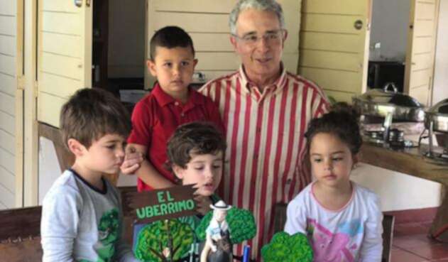Álvaro Uribe cumplió 66 años