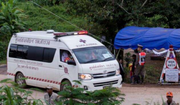 Ambulancia cerca a cueva de Tailandia