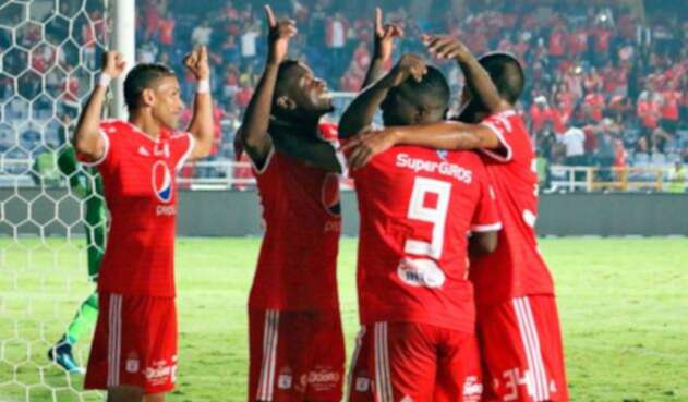 Jugadores del América de Cali celebrando un gol