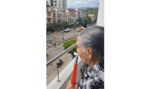 Anciana disparaba al aire en medio de partidos de Colombia La anciana disparaba al aire en medio de partidos de Colombia