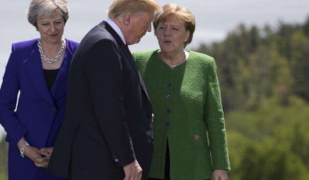 Donald Trump y Angela Merkel en una conversación