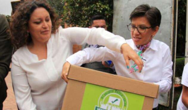 La representante a la Cámara Angélica Lozano y la senadora Claudia López, promotoras de la consulta anticorrupción, en Bogotá