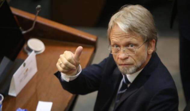 Mockus se bajó los pantalones en plena posesión del Congreso Mockus se bajó los pantalones en plena posesión del Congreso