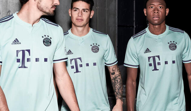 Mats Hummels, James Rodríguez y David Alaba con la camiseta que lucirá Bayern Múnich, de visitante, en la temporada 2018-2019