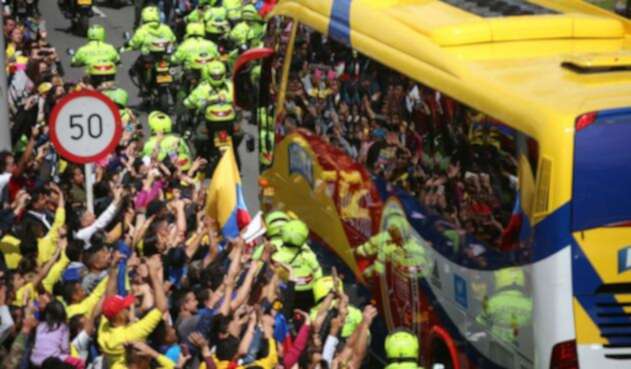 Bus de la Selección Colombia Sólo a través del vidrio del bus de la Selección Colombia los aficionados lograron ver a los jugadores por unos pocos segundos.