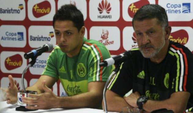 Javier 'Chicharito' Hernández y Juan Carlos Osorio en rueda de prensa en noviembre de 2016
