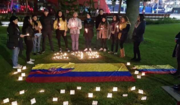 Colombianos en Australia prenden velas en protesta de líderes sociales