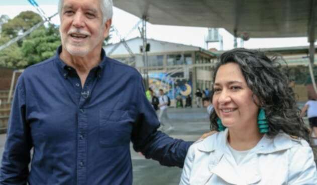 Claudia Puentes (der.), secretaria de Educación, junto al alcalde Enrique Peñalosa