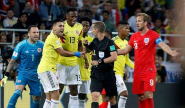 Futbolistas colombianos protestando una decisión del juez central Mark Geigel
