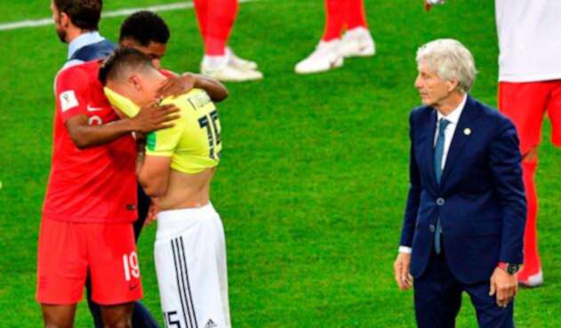 Matheus Uribe, consolado por Marcus Rashford. Los observa José Pékerman, técnico de la Selección Colombia, en el Spartak Stadium de Moscú