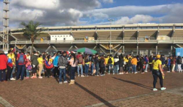 Colombianos haciendo fila en El Campín