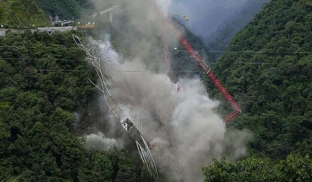 Implosión del puente Chirajara Implosión del puente Chirajara