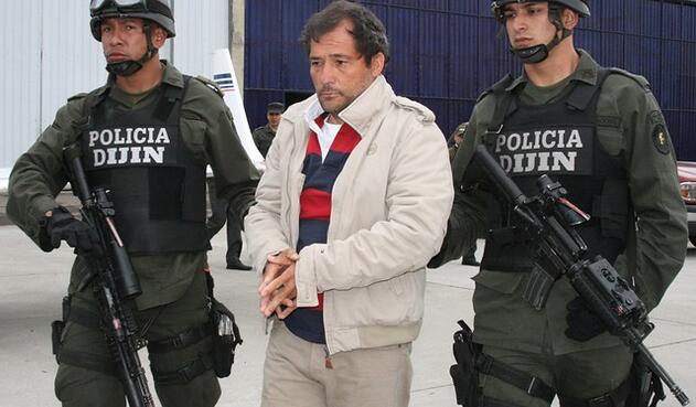 Miguel Ángel Mejía Múnera, alias El Mellizo, en el aeropuerto de Catam, antes de ser extraditado a EE. UU. Miguel Ángel Mejía Múnera, alias El Mellizo, en el aeropuerto de Catam, antes de ser extraditado a EE. UU.