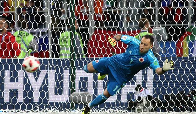 David Ospina atajando un penalti a Jordan Henderson de Inglaterra