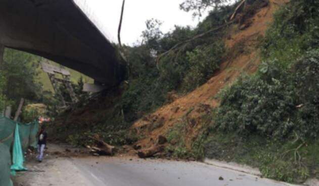 Deslizamiento de tierra sobre el kilómetro 36 en la vía Ibagué - Armenia.
