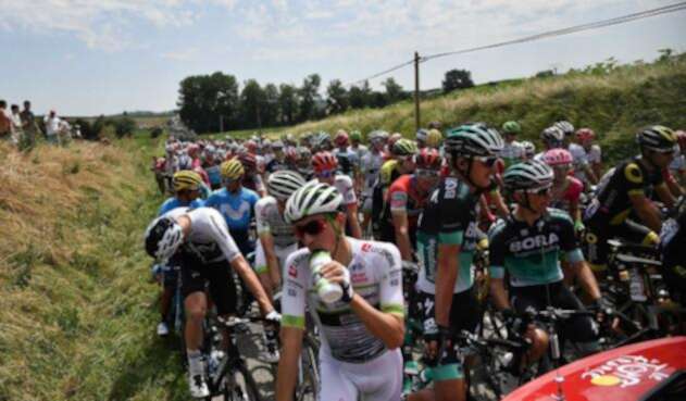 Ciclistas fueron afectados por gases lacrimógenos Detienen etapa 16 del Tour por protestas con gas lacrimógeno