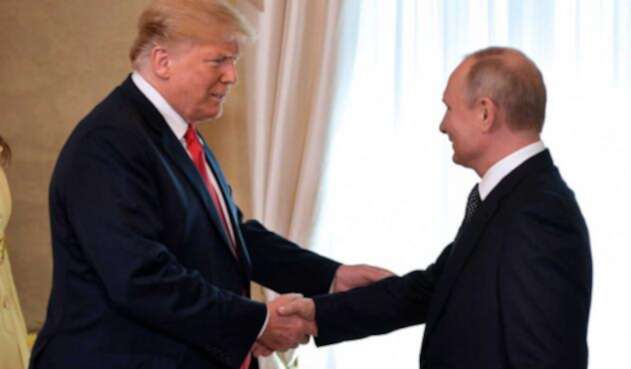 Donald Trump estrecha la mano con Vladimir Putin
