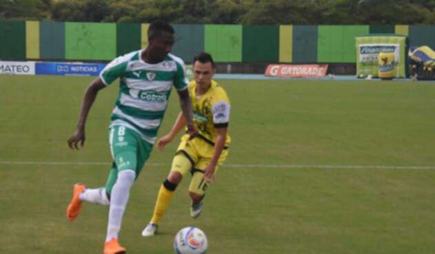 La Liga Águila arrancó con el duelo entre 'aseguradores' y 'petroleros' La Liga Águila arrancó con el duelo entre 'aseguradores' y 'petroleros'