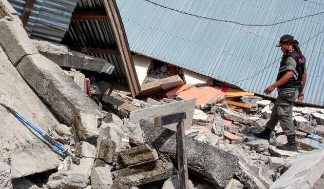 Escombros tras terremoto en Indonesia