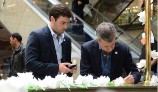 Esteban Santos, junto a su padre, el presidente Juan Manuel Santos